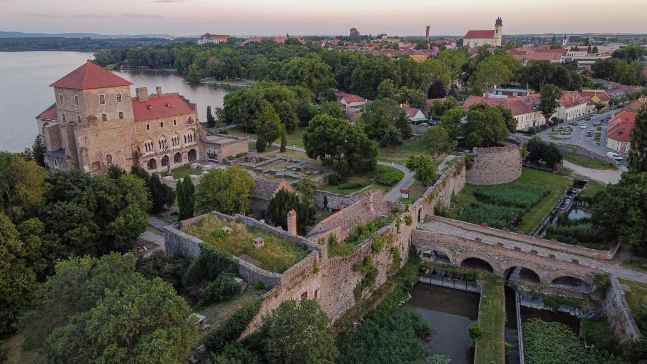 Platan Udvarhaz Hotel Tata Kültér fotó